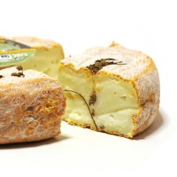 Brebis Génépi 300 gr. La montagne est dans ce fromage festif, alcool et lait de montagne se marient pour le plaisir des papilles. 