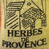 Dans un sac de toile indienne, découpé et cousu à Eyguières, retrouvez une sélection d'herbes de Provence réellement récoltées dans la région. 