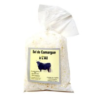Un sel de Camargue délicat des salins d'Aigues-Mortes dans le Gard, aromatisé à l'ail dans l'atelier d'Eyguieres.