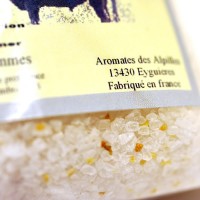 Un sel de Camargue délicat des salins d'Aigues-Mortes dans le Gard, aromatisé à l'ail dans l'atelier d'Eyguieres.