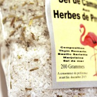 Un sel délicat des salins d'Aigues-Mortes aromatisé aux herbes de Provence. Le sel est originaire des salins d'Aigues-Mortes dans le Gard puis il est aromatisé dans l'atelier d'Eyguieres.