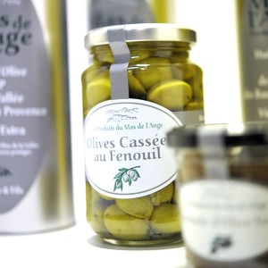 Alain et Roselyne proposent des huiles d’olive très qualitatives en fruité vert et fruité noire, des tapenades noires et vertes ainsi que de savoureuses olives cassées des Baux.